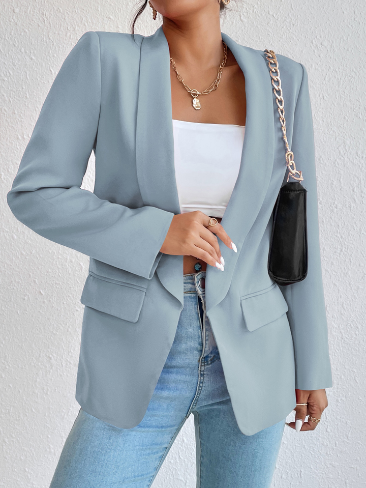 Eleganter Damenblazer in edlem Stoff, tailliert, für Büro und Freizeit, in Schwarz gehalten, vermittelt Stil und Komfort.