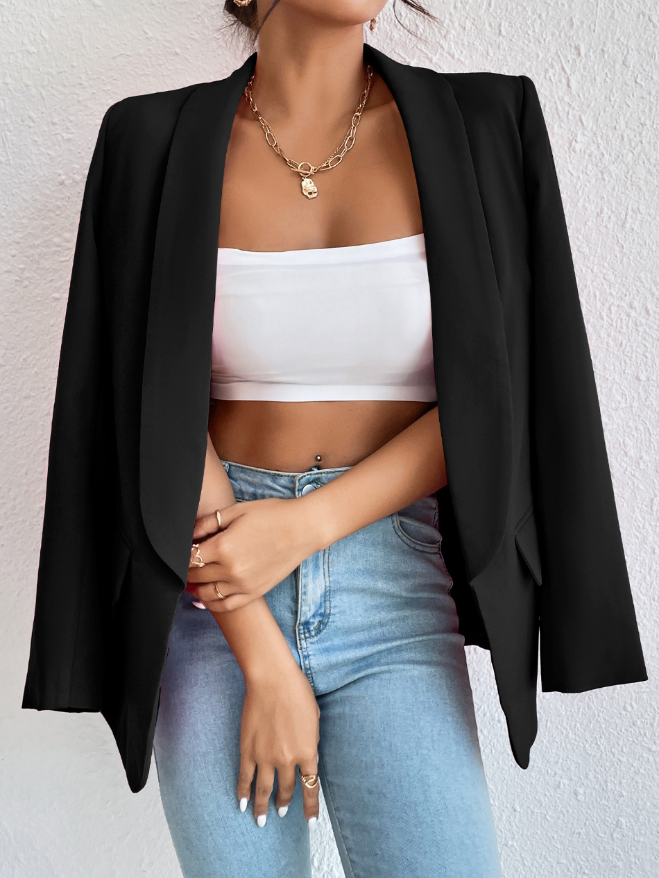 Eleganter Damenblazer in edlem Stoff, tailliert, für Büro und Freizeit, in Schwarz gehalten, vermittelt Stil und Komfort.