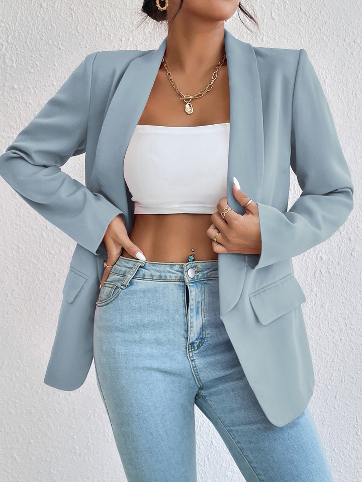 Eleganter Damenblazer in edlem Stoff, tailliert, für Büro und Freizeit, in Schwarz gehalten, vermittelt Stil und Komfort.