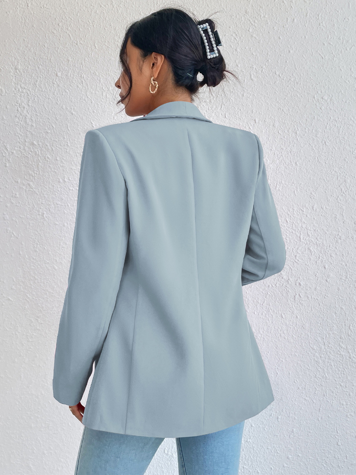 Eleganter Damenblazer in edlem Stoff, tailliert, für Büro und Freizeit, in Schwarz gehalten, vermittelt Stil und Komfort.