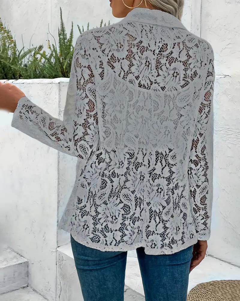 Eleganter Damenblazer mit Spitzenakzenten, chic und stilvoll, ideal für elegante Anlässe, in leichter Stoffqualität.