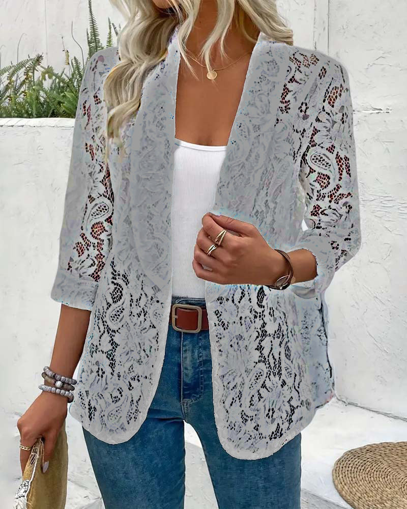 Eleganter Damenblazer mit Spitzenakzenten, chic und stilvoll, ideal für elegante Anlässe, in leichter Stoffqualität.