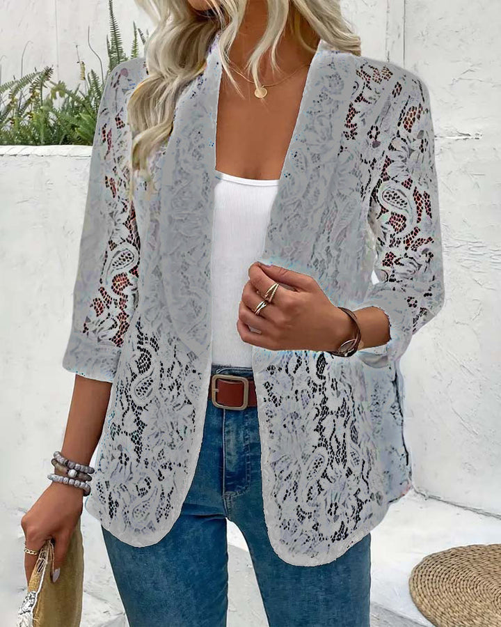 Eleganter Damenblazer mit Spitzenakzenten, chic und stilvoll, ideal für elegante Anlässe, in leichter Stoffqualität.