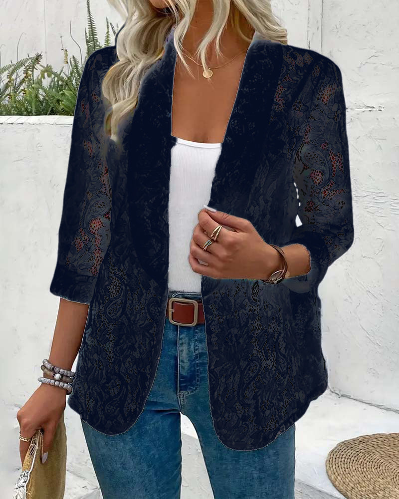 Eleganter Damenblazer mit Spitzenakzenten, chic und stilvoll, ideal für elegante Anlässe, in leichter Stoffqualität.