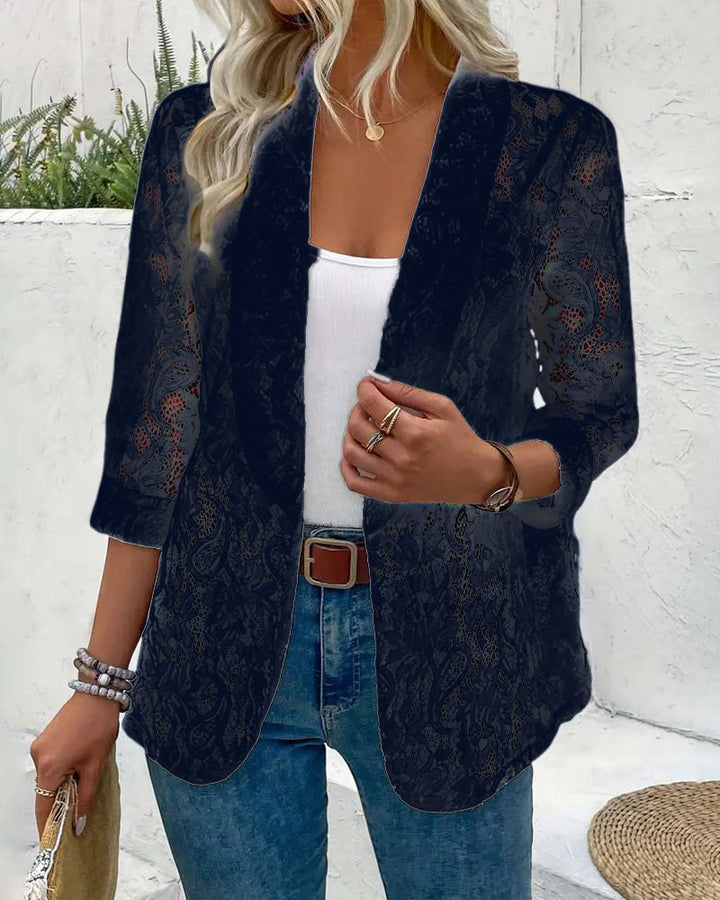 Eleganter Damenblazer mit Spitzenakzenten, chic und stilvoll, ideal für elegante Anlässe, in leichter Stoffqualität.
