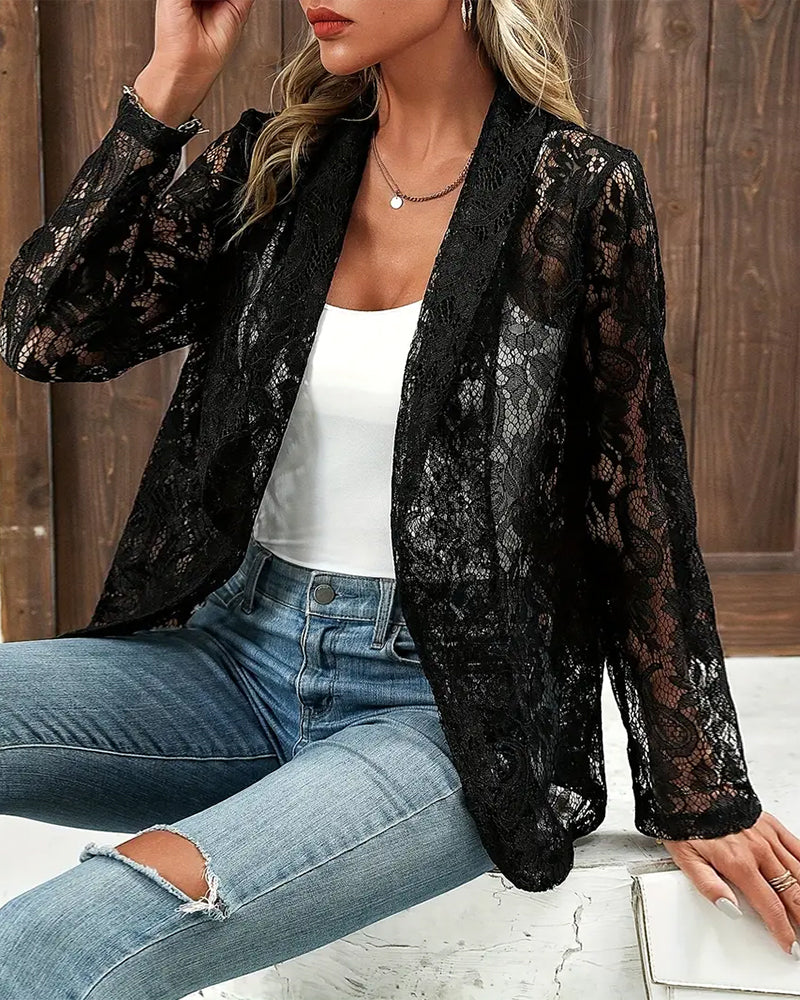 Eleganter Damenblazer mit Spitzenakzenten, chic und stilvoll, ideal für elegante Anlässe, in leichter Stoffqualität.