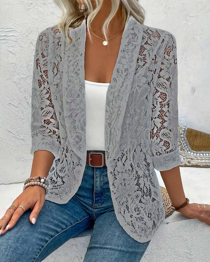 Eleganter Damenblazer mit Spitzenakzenten, chic und stilvoll, ideal für elegante Anlässe, in leichter Stoffqualität.
