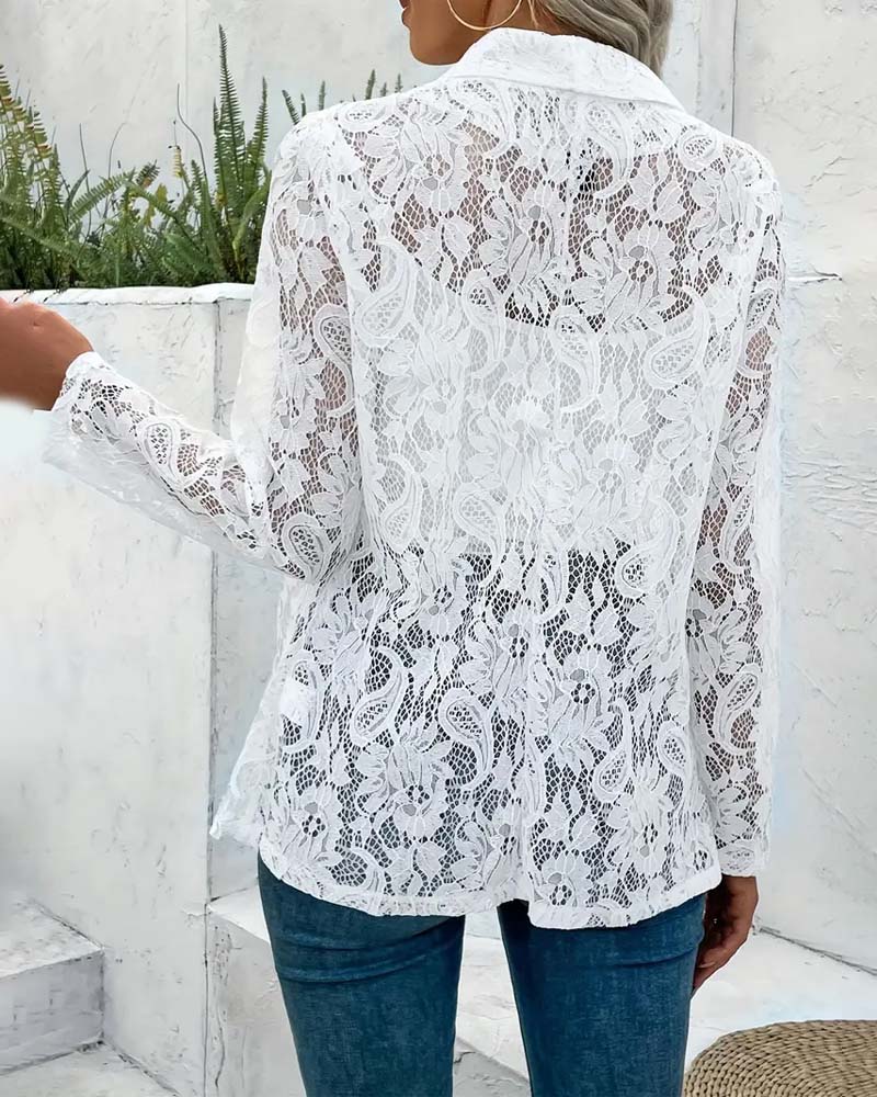 Eleganter Damenblazer mit Spitzenakzenten, chic und stilvoll, ideal für elegante Anlässe, in leichter Stoffqualität.