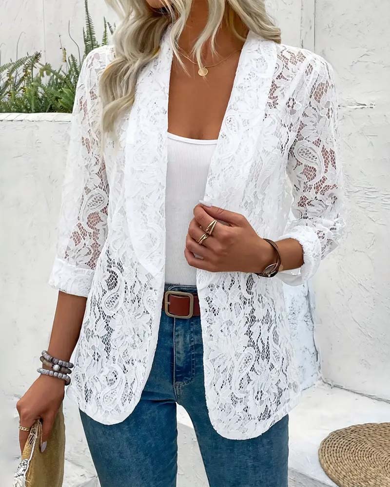 Eleganter Damenblazer mit Spitzenakzenten, chic und stilvoll, ideal für elegante Anlässe, in leichter Stoffqualität.