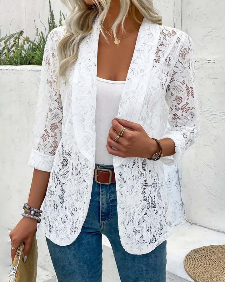 Eleganter Damenblazer mit Spitzenakzenten, chic und stilvoll, ideal für elegante Anlässe, in leichter Stoffqualität.