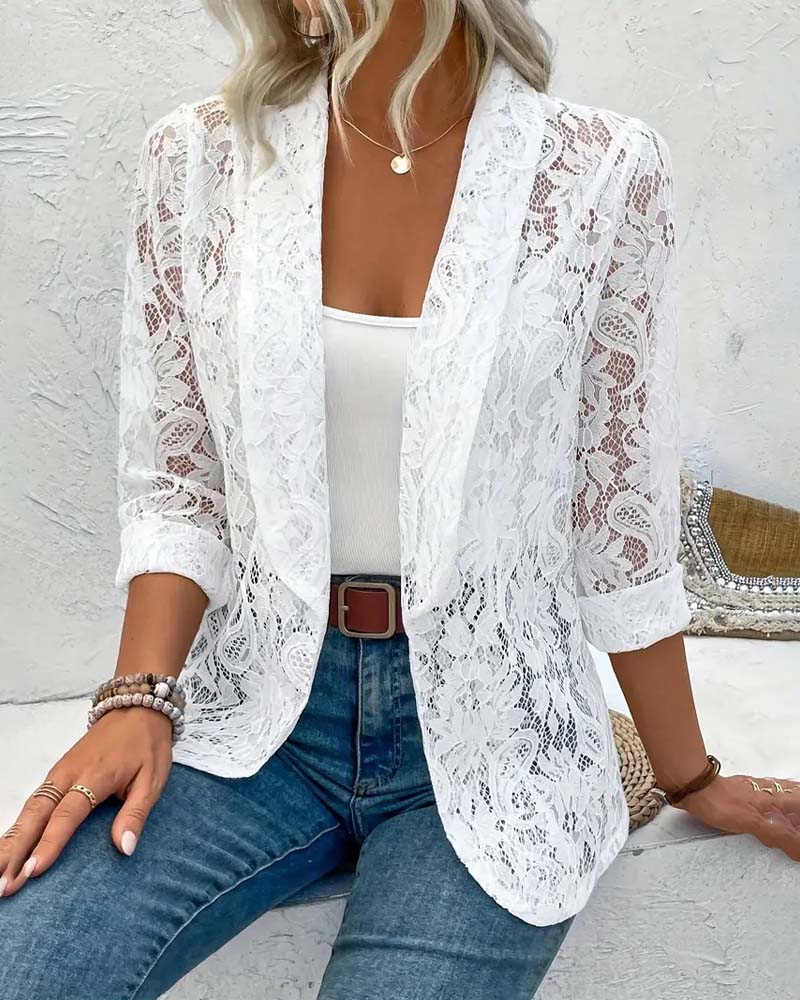 Eleganter Damenblazer mit Spitzenakzenten, chic und stilvoll, ideal für elegante Anlässe, in leichter Stoffqualität.