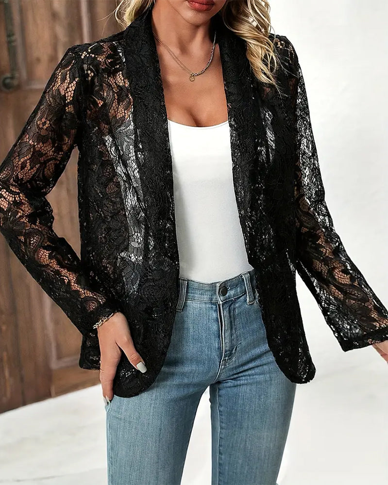Eleganter Damenblazer mit Spitzenakzenten, chic und stilvoll, ideal für elegante Anlässe, in leichter Stoffqualität.