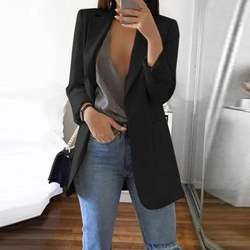 "Eleganter Damenblazer mit taillierter Silhouette, ideal für Büro und Abend, vielseitig kombinierbar in schickem Design."