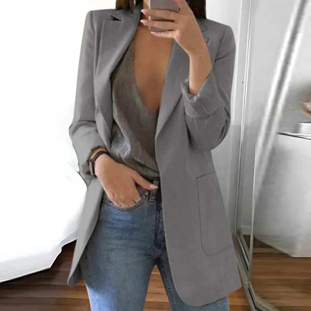 "Eleganter Damenblazer mit taillierter Silhouette, ideal für Büro und Abend, vielseitig kombinierbar in schickem Design."