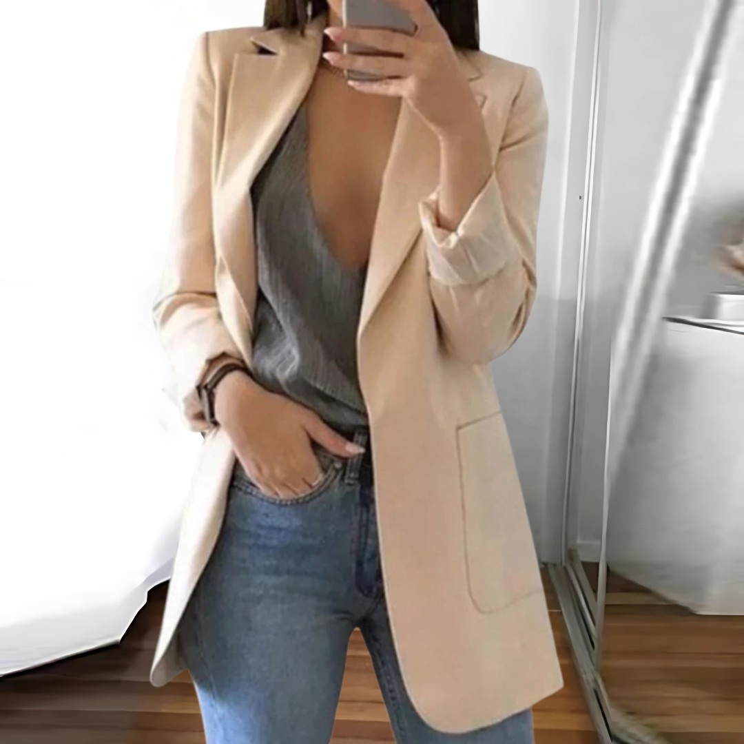 "Eleganter Damenblazer mit taillierter Silhouette, ideal für Büro und Abend, vielseitig kombinierbar in schickem Design."