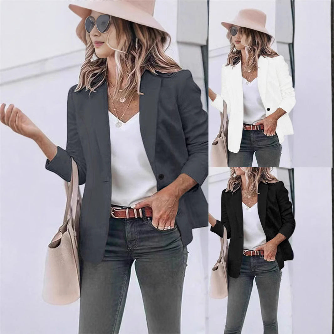 "Eleganter Damenblazer, schmaler Schnitt, schwarze Farbe, feine Knöpfe, perfekte Passform für Büro und festliche Anlässe"
