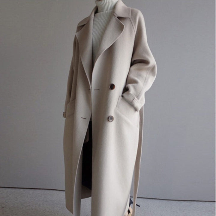 "Eleganter Damenmantel mit Doppelknopf in Beige und Schwarz, langer Schnitt, zeitloses Design, perfekt für Büro und Stadt."
