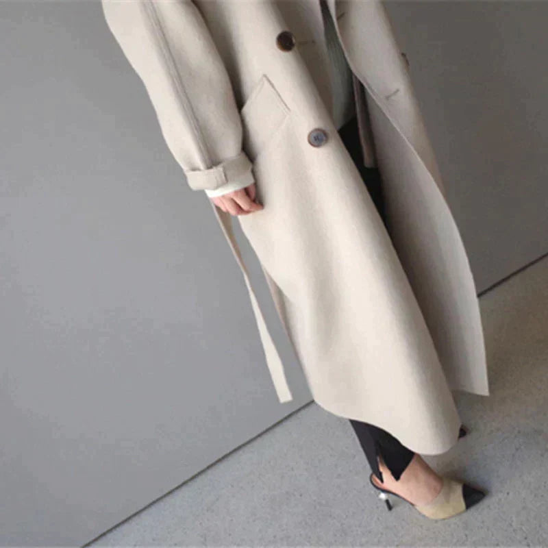 "Eleganter Damenmantel mit Doppelknopf in Beige und Schwarz, langer Schnitt, zeitloses Design, perfekt für Büro und Stadt."