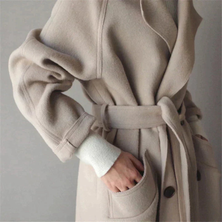 "Eleganter Damenmantel mit Doppelknopf in Beige und Schwarz, langer Schnitt, zeitloses Design, perfekt für Büro und Stadt."