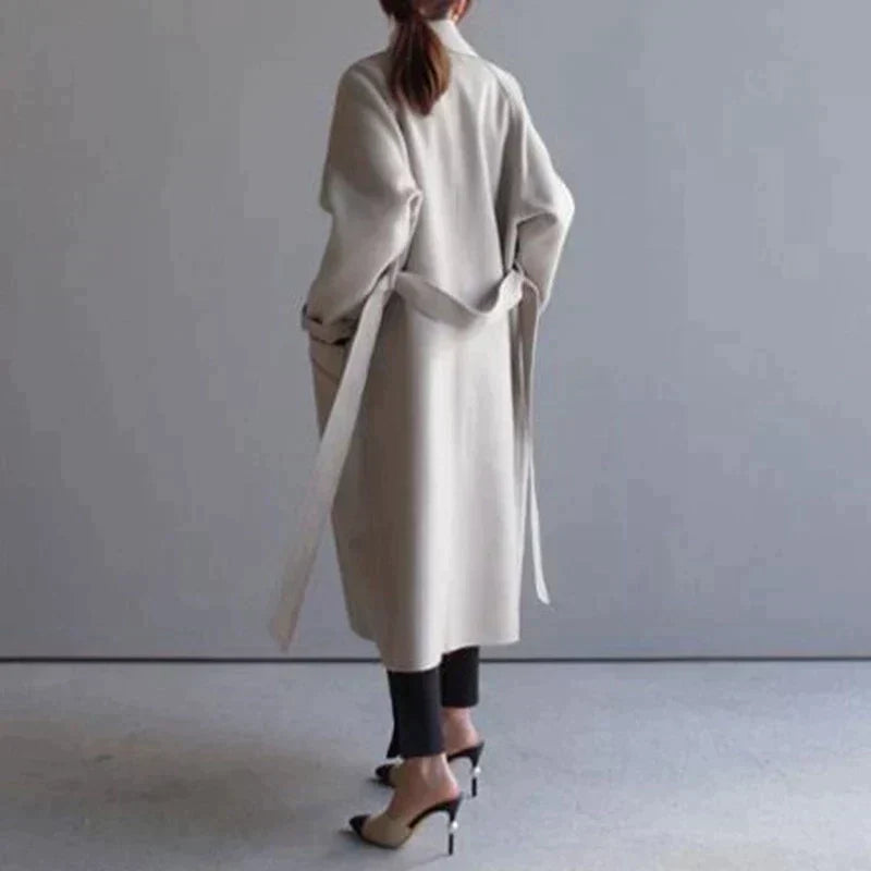 "Eleganter Damenmantel mit Doppelknopf in Beige und Schwarz, langer Schnitt, zeitloses Design, perfekt für Büro und Stadt."
