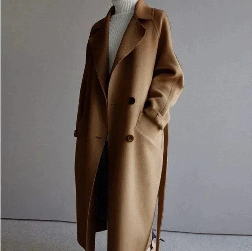 "Eleganter Damenmantel mit Doppelknopf in Beige und Schwarz, langer Schnitt, zeitloses Design, perfekt für Büro und Stadt."