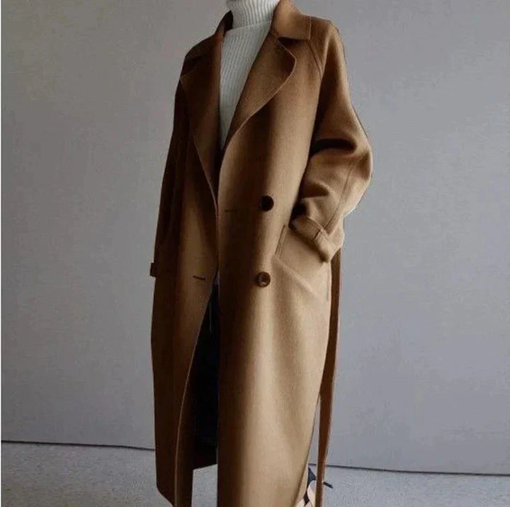 "Eleganter Damenmantel mit Doppelknopf in Beige und Schwarz, langer Schnitt, zeitloses Design, perfekt für Büro und Stadt."