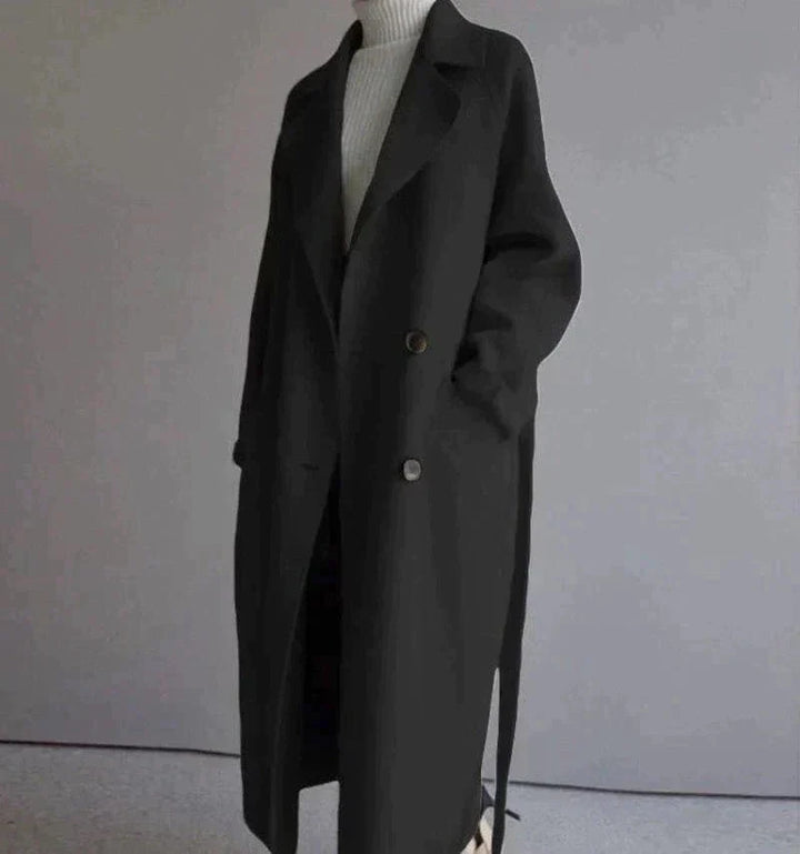 "Eleganter Damenmantel mit Doppelknopf in Beige und Schwarz, langer Schnitt, zeitloses Design, perfekt für Büro und Stadt."
