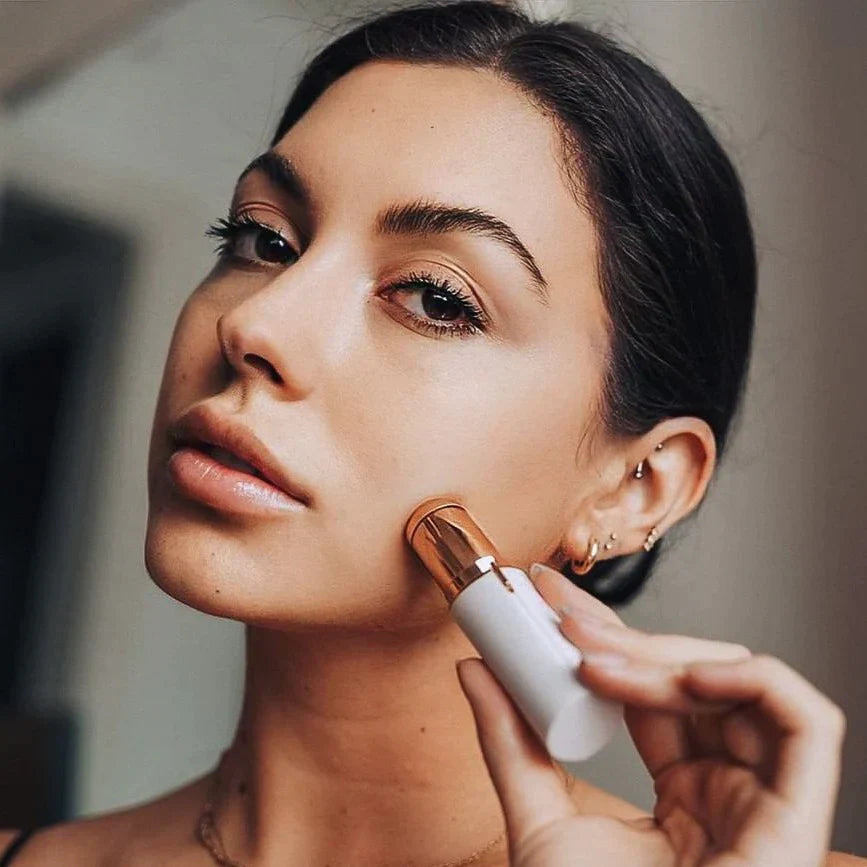 "Eleganter Gesichts-Haarentferner, roségold, kompakt, mit Licht, für schmerzfreie Gesichtshaarentfernung, Beauty-Tool."