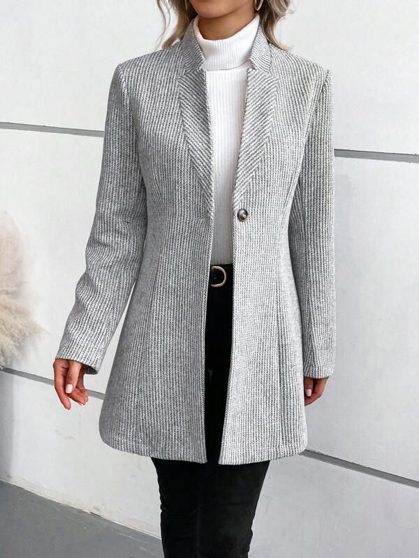 Eleganter grauer Damen Blazer mit tailliertem Schnitt, zeitlosem Design und praktischen Taschen, vielseitig kombinierbar.