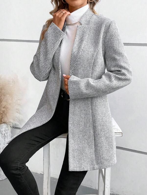Eleganter grauer Damen Blazer mit tailliertem Schnitt, zeitlosem Design und praktischen Taschen, vielseitig kombinierbar.