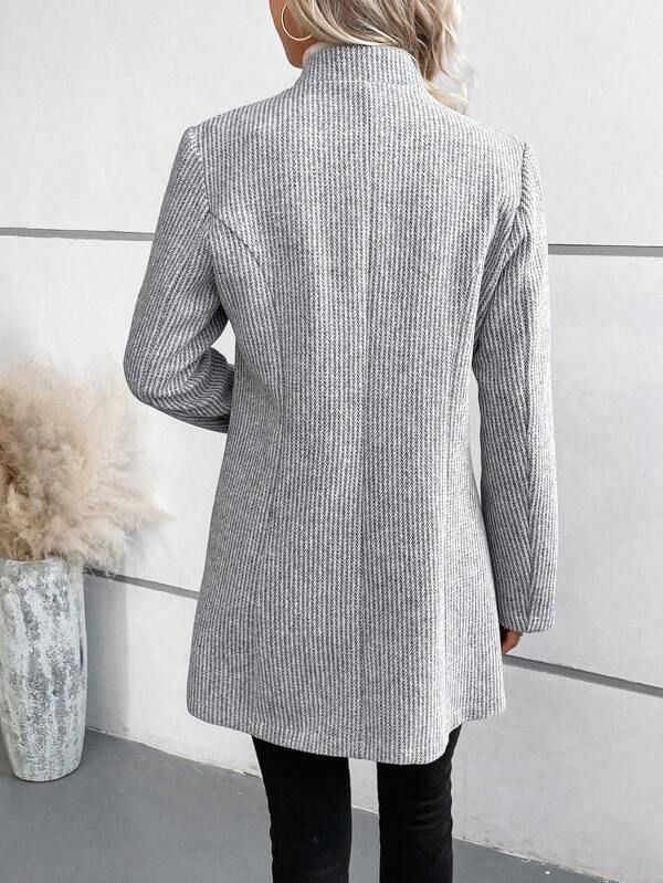 Eleganter grauer Damen Blazer mit tailliertem Schnitt, zeitlosem Design und praktischen Taschen, vielseitig kombinierbar.