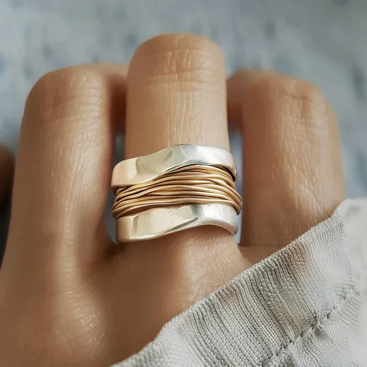 "Eleganter handgefertigter Damenring aus 925er Silber und 14 Karat Gold mit modernem Design, perfekt für jeden Anlass"