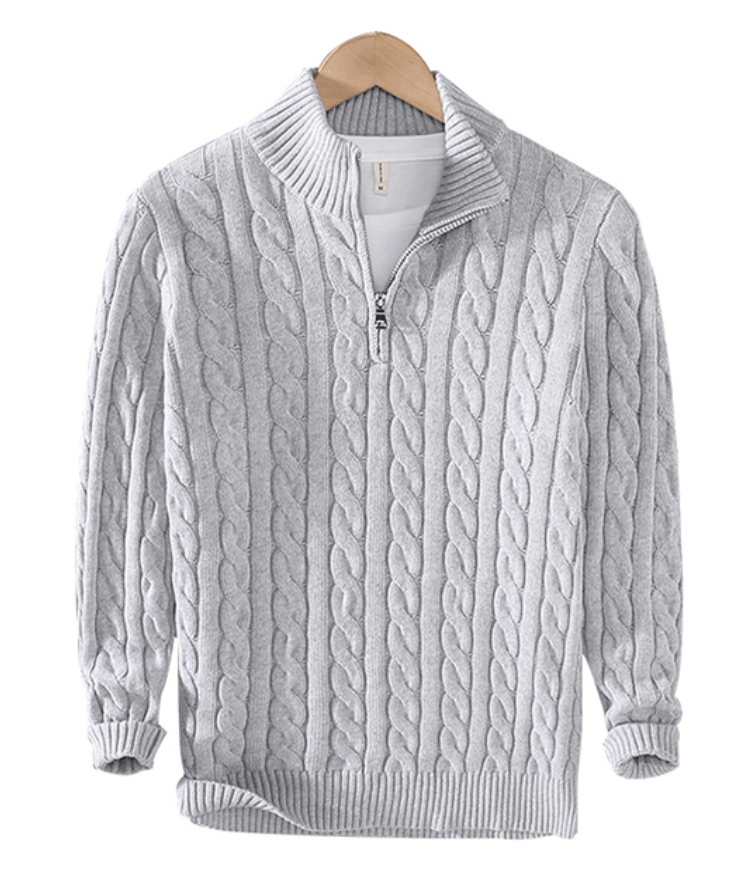 "Eleganter Herren-Kabelstrickpullover in Grau mit Halbreißverschluss, bietet Wärme und klassischen Stil für kalte Tage."