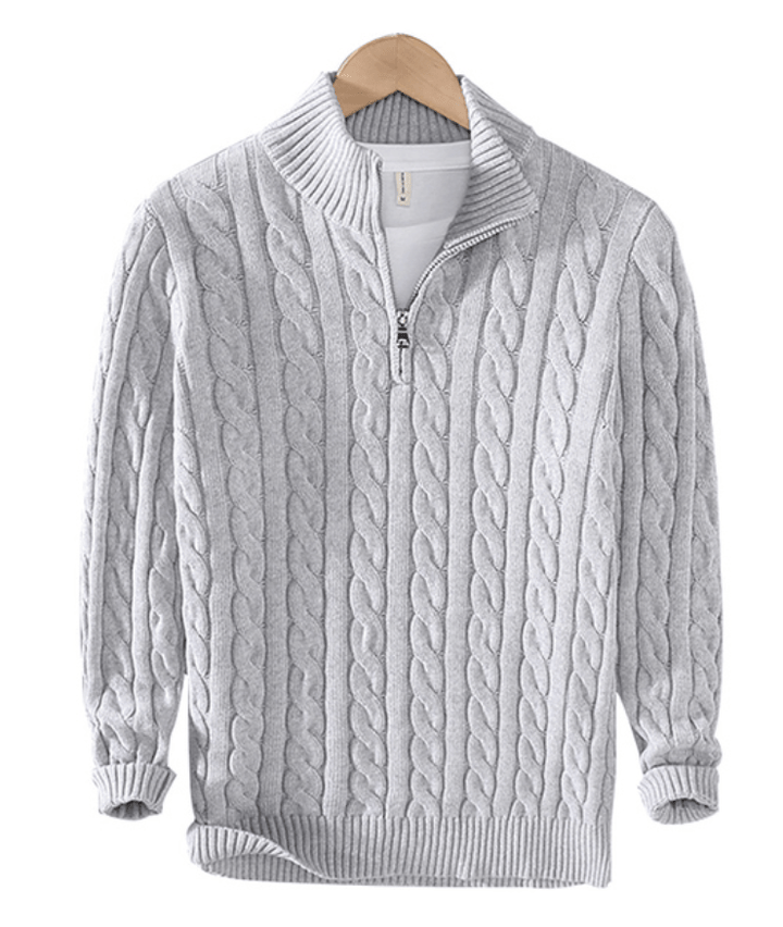 "Eleganter Herren-Kabelstrickpullover in Grau mit Halbreißverschluss, bietet Wärme und klassischen Stil für kalte Tage."