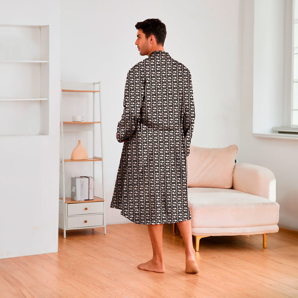 "Eleganter Herren Kimono mit modernem geometrischem Muster und Gürtel, ideal für Komfort und Stil zu Hause oder im Spa"
