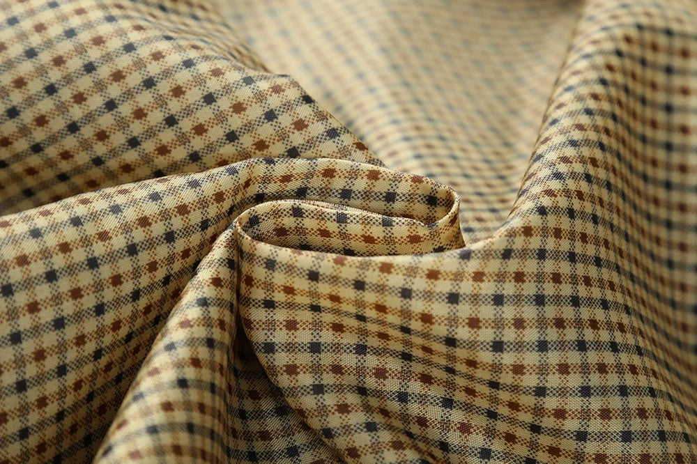 "Eleganter Herren-Trenchcoat in Beige, lange figurbetonte Silhouette, ideal für Herbst, vielseitiges Design für jeden Anlass.