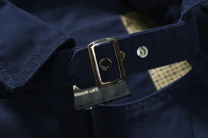 "Eleganter Herren-Trenchcoat in Beige, lange figurbetonte Silhouette, ideal für Herbst, vielseitiges Design für jeden Anlass.