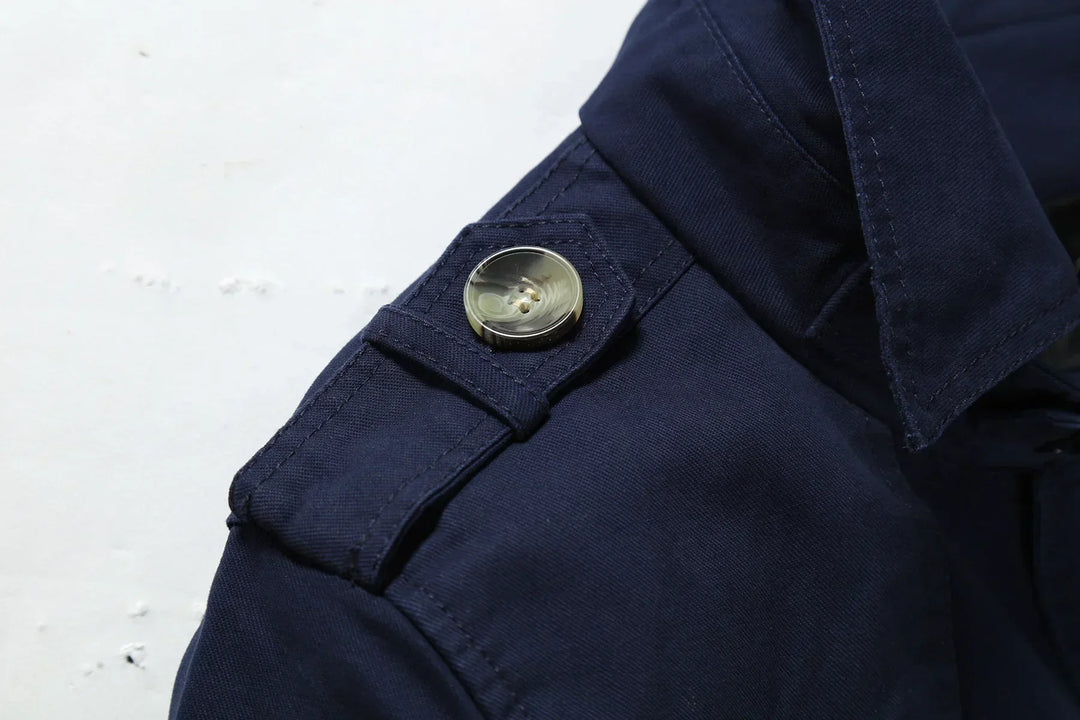 "Eleganter Herren-Trenchcoat in Beige, lange figurbetonte Silhouette, ideal für Herbst, vielseitiges Design für jeden Anlass.