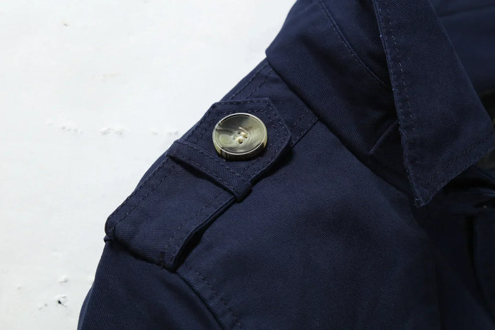 "Eleganter Herren-Trenchcoat in Beige, lange figurbetonte Silhouette, ideal für Herbst, vielseitiges Design für jeden Anlass.