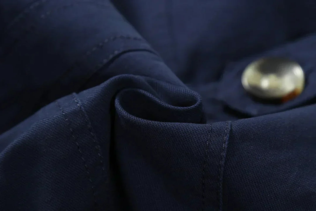 "Eleganter Herren-Trenchcoat in Beige, lange figurbetonte Silhouette, ideal für Herbst, vielseitiges Design für jeden Anlass.