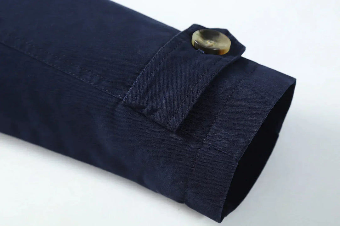 "Eleganter Herren-Trenchcoat in Beige, lange figurbetonte Silhouette, ideal für Herbst, vielseitiges Design für jeden Anlass.