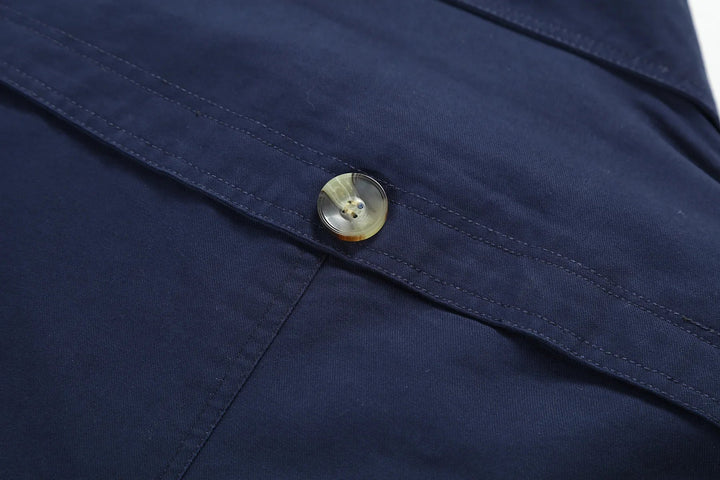 "Eleganter Herren-Trenchcoat in Beige, lange figurbetonte Silhouette, ideal für Herbst, vielseitiges Design für jeden Anlass.