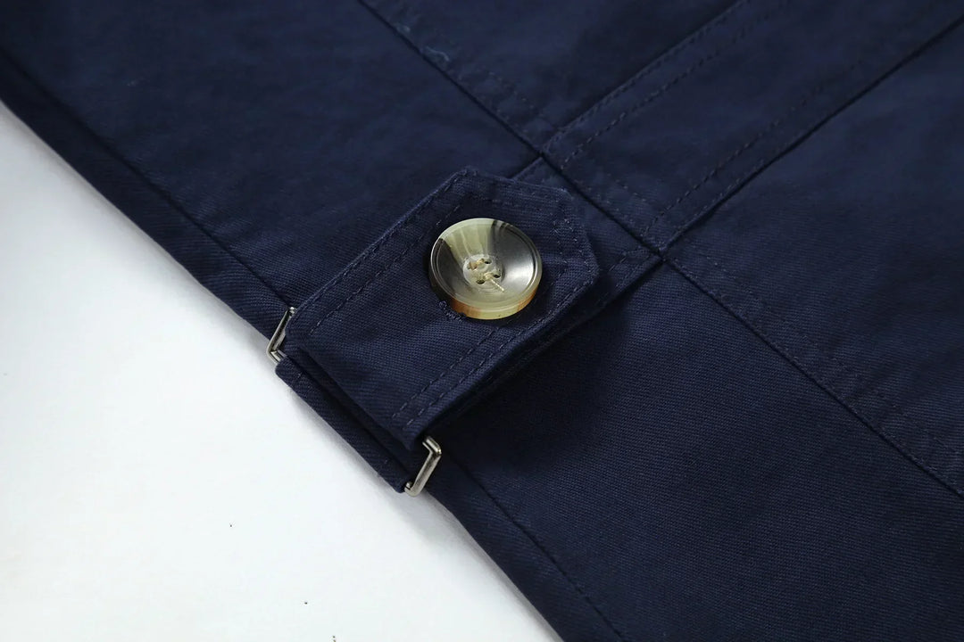 "Eleganter Herren-Trenchcoat in Beige, lange figurbetonte Silhouette, ideal für Herbst, vielseitiges Design für jeden Anlass.