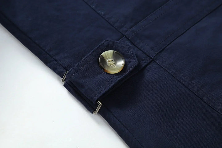 "Eleganter Herren-Trenchcoat in Beige, lange figurbetonte Silhouette, ideal für Herbst, vielseitiges Design für jeden Anlass.