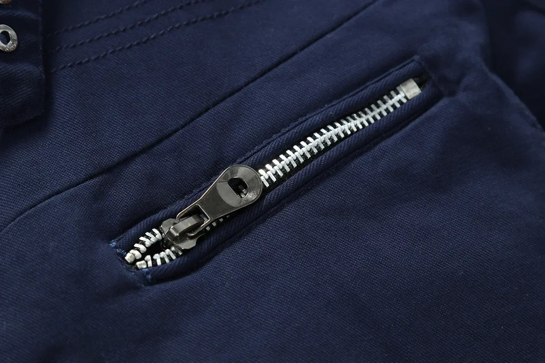 "Eleganter Herren-Trenchcoat in Beige, lange figurbetonte Silhouette, ideal für Herbst, vielseitiges Design für jeden Anlass.