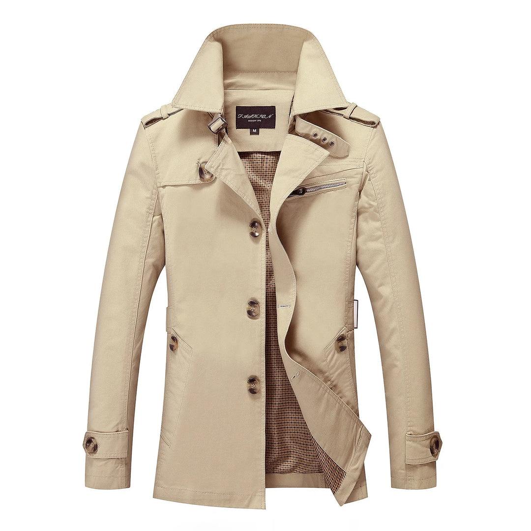 "Eleganter Herren-Trenchcoat in Beige, lange figurbetonte Silhouette, ideal für Herbst, vielseitiges Design für jeden Anlass.