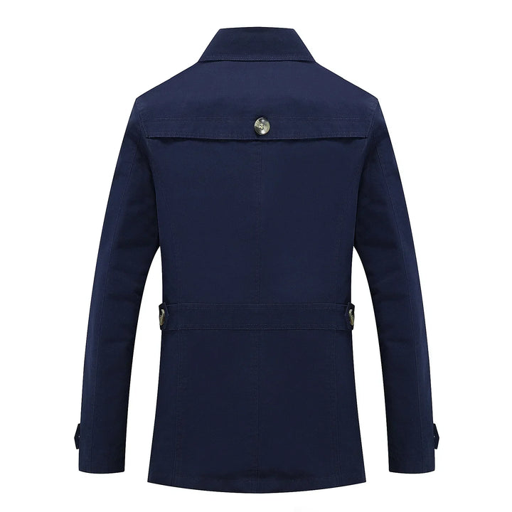 "Eleganter Herren-Trenchcoat in Beige, lange figurbetonte Silhouette, ideal für Herbst, vielseitiges Design für jeden Anlass.