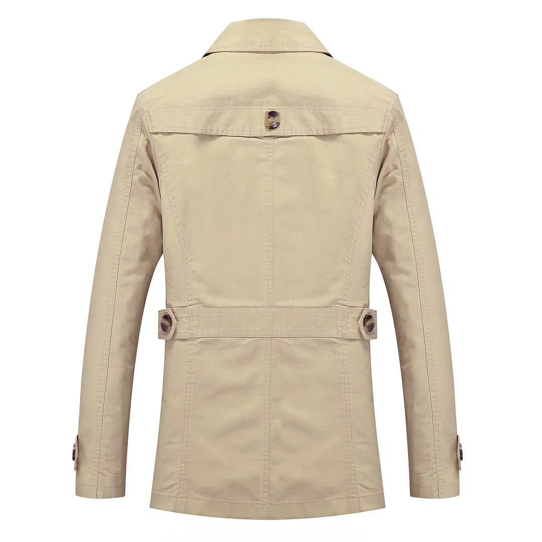 "Eleganter Herren-Trenchcoat in Beige, lange figurbetonte Silhouette, ideal für Herbst, vielseitiges Design für jeden Anlass.