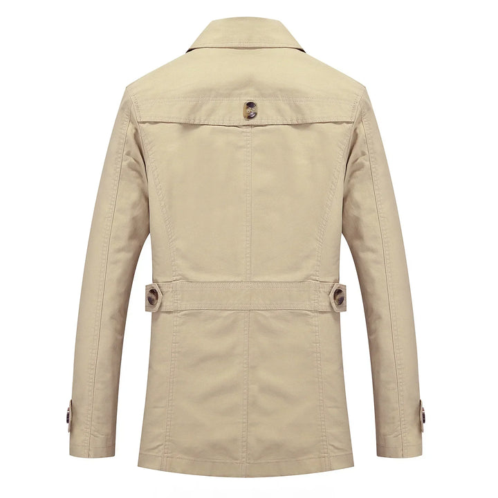 "Eleganter Herren-Trenchcoat in Beige, lange figurbetonte Silhouette, ideal für Herbst, vielseitiges Design für jeden Anlass.