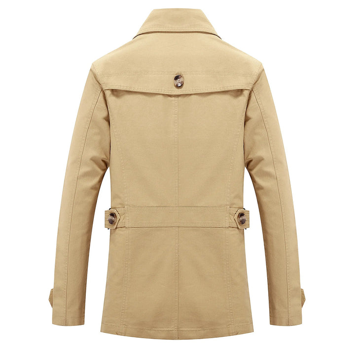 "Eleganter Herren-Trenchcoat in Beige, lange figurbetonte Silhouette, ideal für Herbst, vielseitiges Design für jeden Anlass.